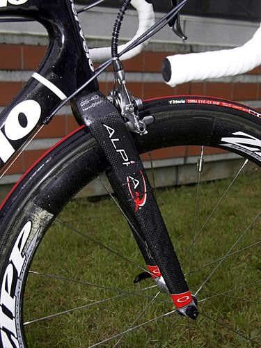 The front end is bolstered by Alpha Q's new GS-40 carbon fork.