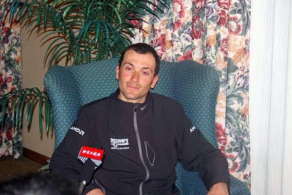 Ivan Basso conducts an interview with the Chinese media.