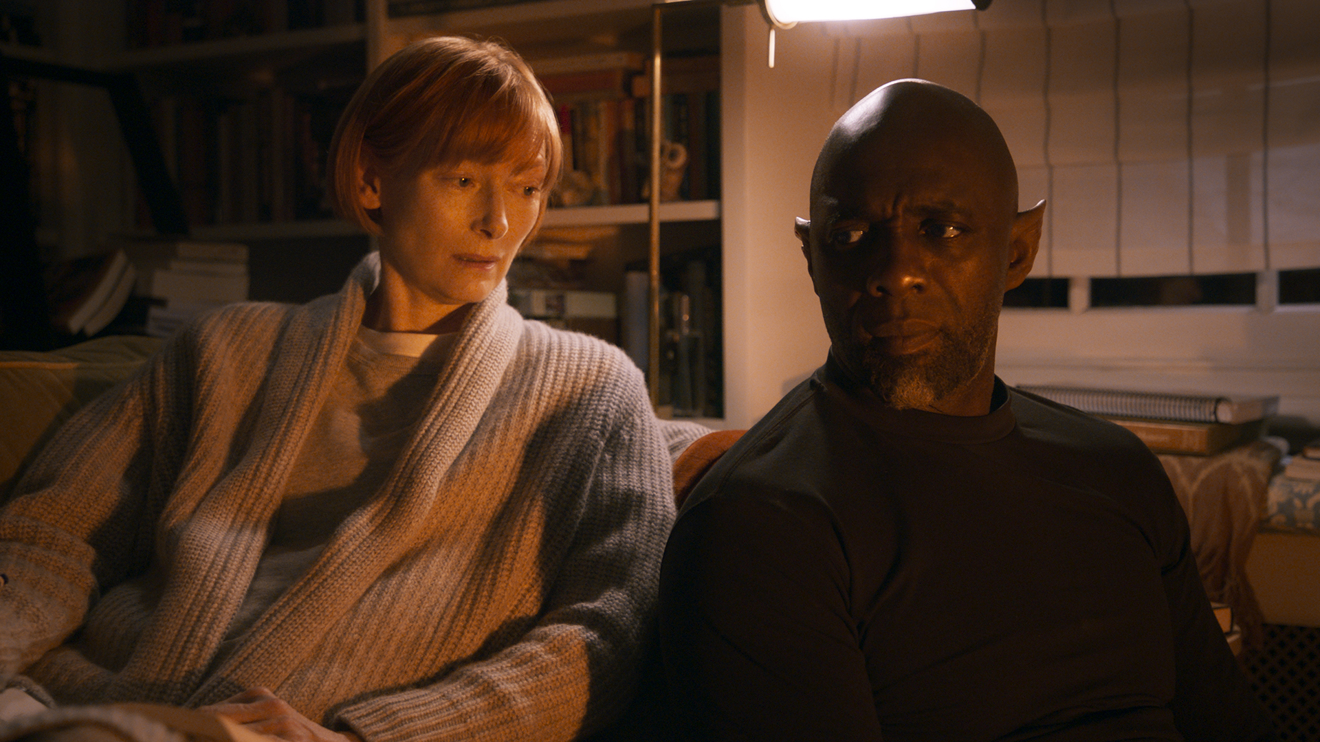 Tilda Swinton und Idris Elba in „Dreitausend Jahre Sehnsucht“.