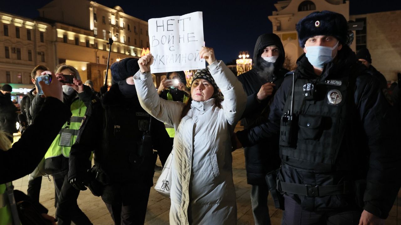 The police detain a demonstrator