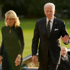 US President Joe Biden (R) and First Lady Jill Biden (L) arrives at Buckingham Palace in London on September 18, 2022, following the death of Queen Elizabeth II on September 8. - Britain was gearing up Sunday for the momentous state funeral of Queen Elizabeth II as King Charles III prepared to host world leaders and as mourners queued for the final 24 hours left to view her coffin, lying in state in Westminster Hall at the Palace of Westminster. 