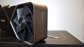 Een Nvidia GeForce RTX 4080 op zijn verpakking met een witte achtergrond