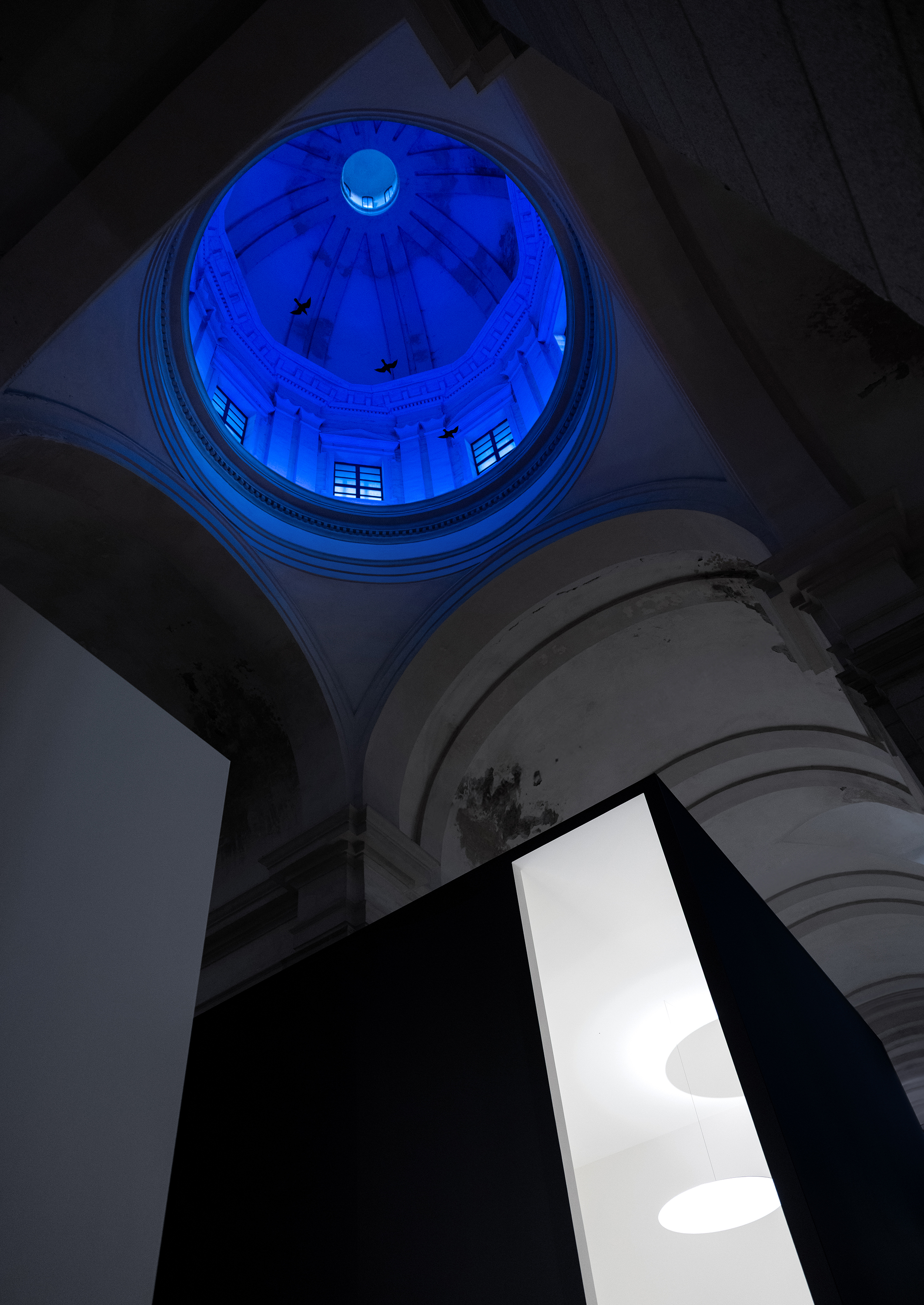 Davide Groppi lighting at Volumnia, Piacenza