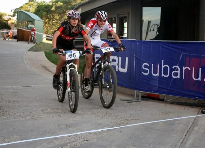 Zoe Cuthbert (L) and Sara Mills (R) in the elite women's eliminator