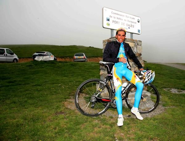 Contador takes a break at the top of the Port de Bales.