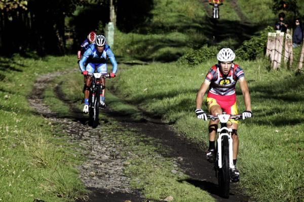 Paolo Montoya leads Federico Ramirez