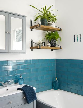 bathroom with washbasin and white with blue tiled wall