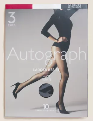 missing-image يرتدي أهل الموضة ملابس السراويل القصيرة والجوارب كما في عام 2012