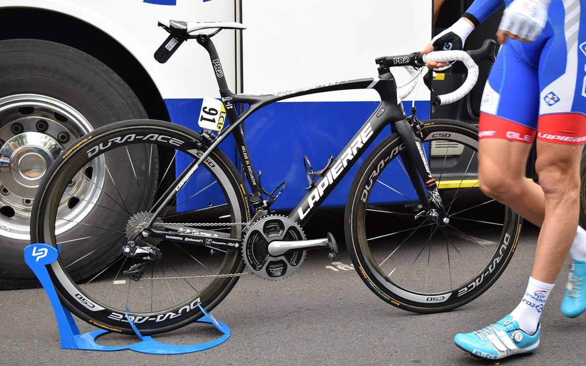 Thibaut Pinot's Lapierre Xelius SL on Stage 1 was equipped with Shimano Dura-Ace 9000-series wheels and crankset