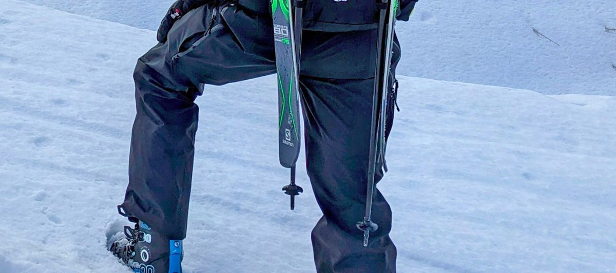 Man wearing the Arc’teryx Sabre Bib Pant in the snow