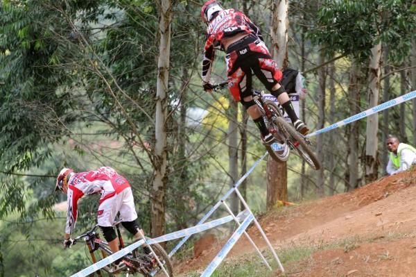 Greg Minnaar leads Steve Peat