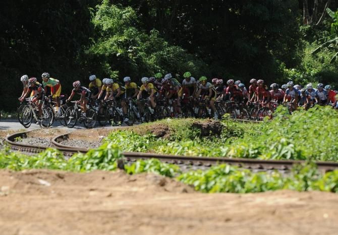 The peloton negotiate one of the main train crossings