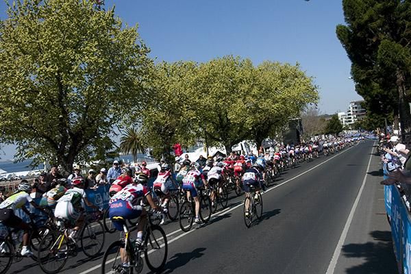 The peloton in the women's road race speed down the esplanade in Geelong.