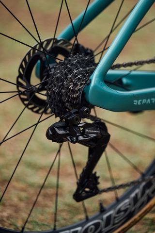 The Dura-Ace cassette and derailleur of an Arkea Bianchi Oltre in celeste green