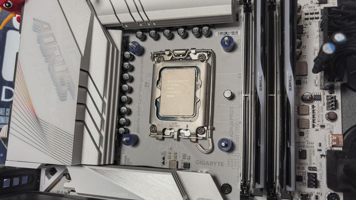A Noctua NL-LC1 liquid cooler being installed on a test bench for testing.