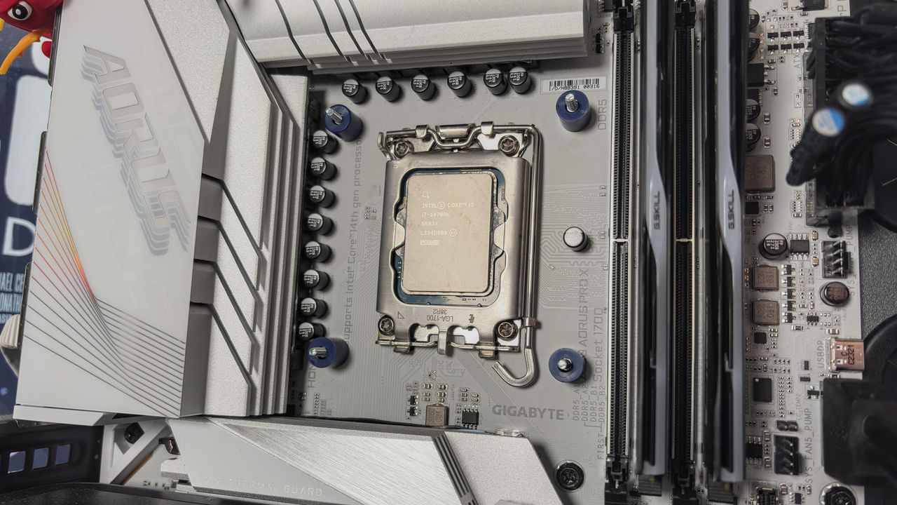 A Noctua NL-LC1 liquid cooler being installed on a test bench for testing.