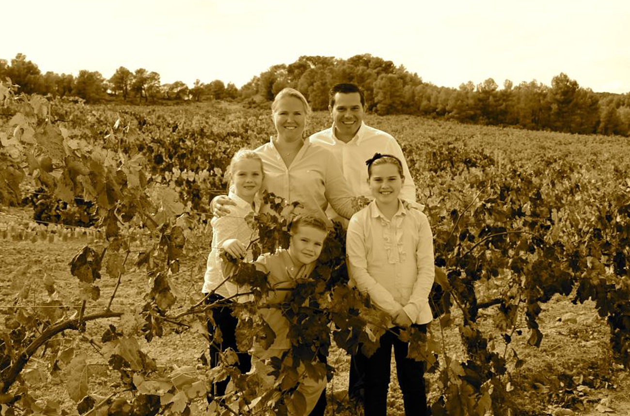 De-moya-Yves-Laurijssens_family_sepria.png