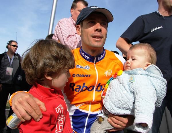 Oscar Freire (Rabobank) and his children.