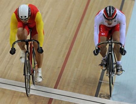 Lei Zhang (China) swept Tsubasa Kitatsuru (Japan) to win the men's sprint gold medal.
