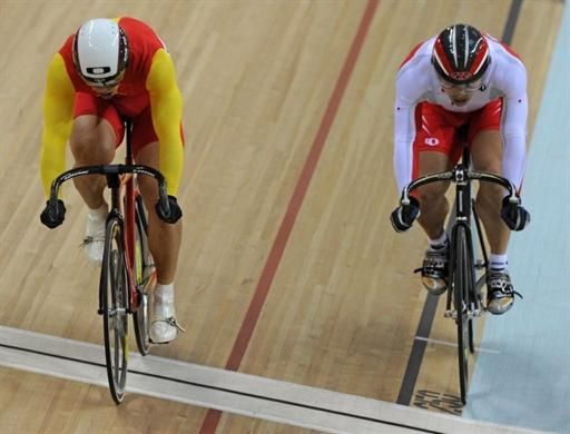 Lei Zhang (China) swept Tsubasa Kitatsuru (Japan) to win the men's sprint gold medal.
