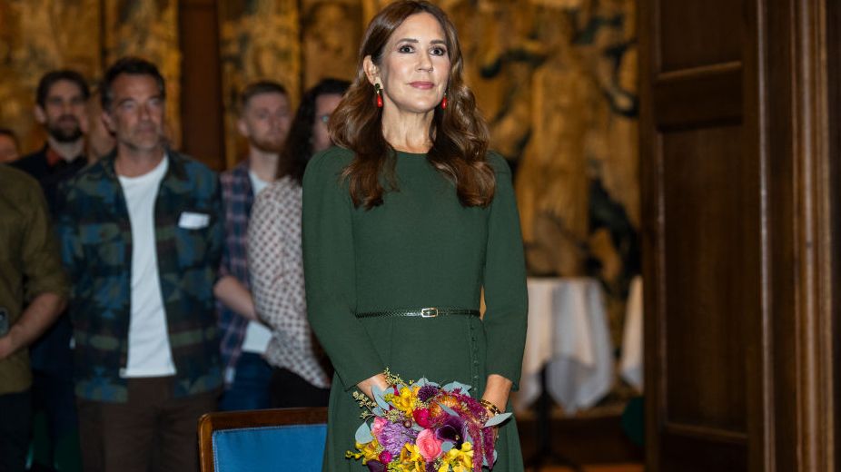 Les boucles d'oreilles rouge baie de Queen Mary ont rafraîchi une robe préférée 