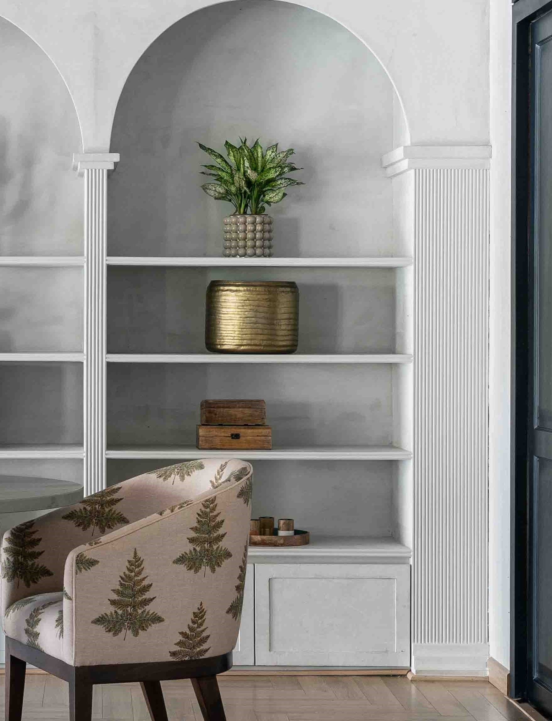 A shelf with ceramics that are gold-plated