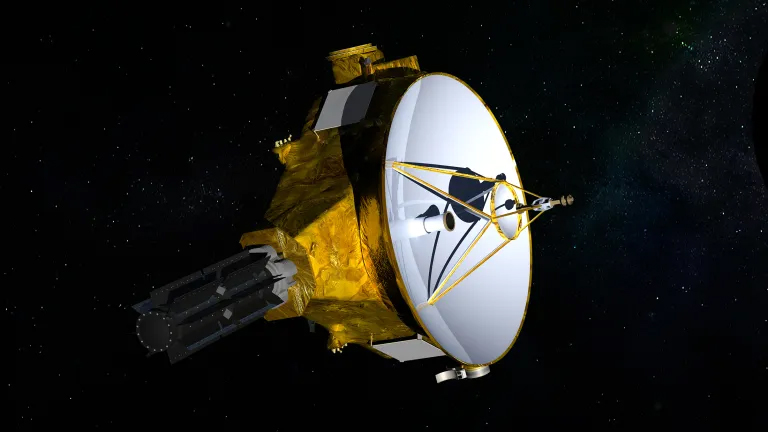 Una ilustración de New Horizons en el espacio.  Tiene un disco tipo antena parabólica de color blanco en la parte frontal y un cuerpo dorado.  En la parte inferior y en los laterales hay unos cuadrados grises.