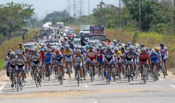 Team Alcaldia de Maracaibo starts to push the pace.
