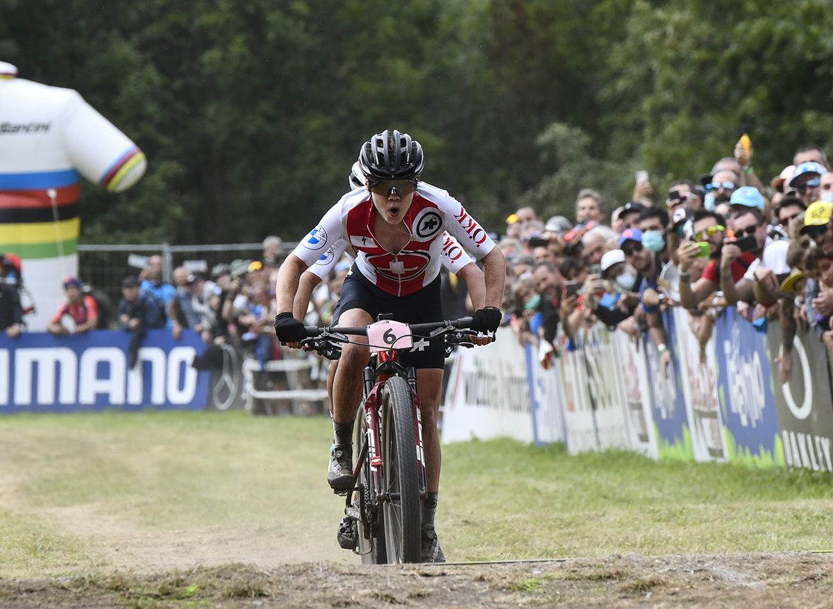 Sina Frei sprints ahead of Jolanda Neff