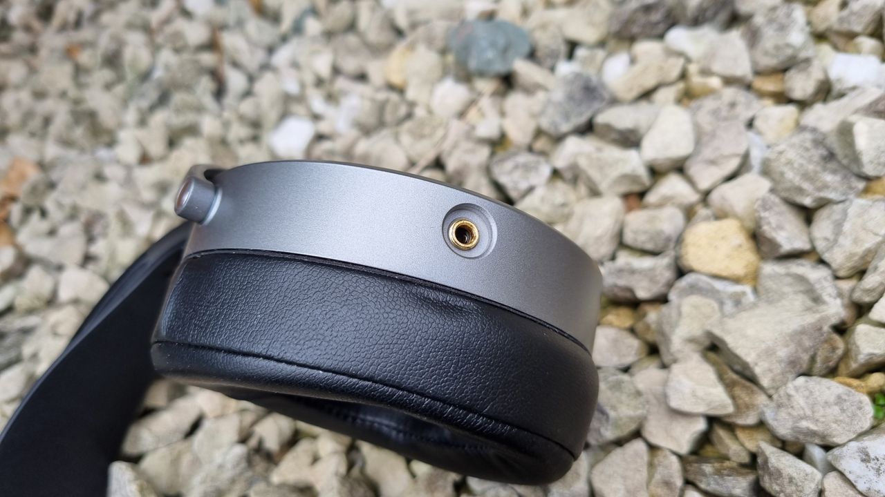 The left 3.5 mm input jack of the Audeze MM-100