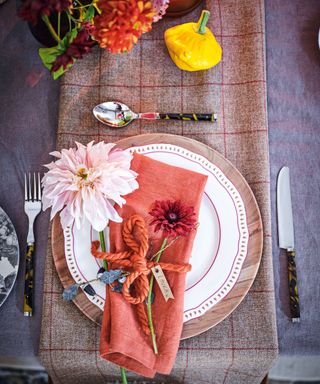 Thanksgiving table decor ideas with table setting with dahlia