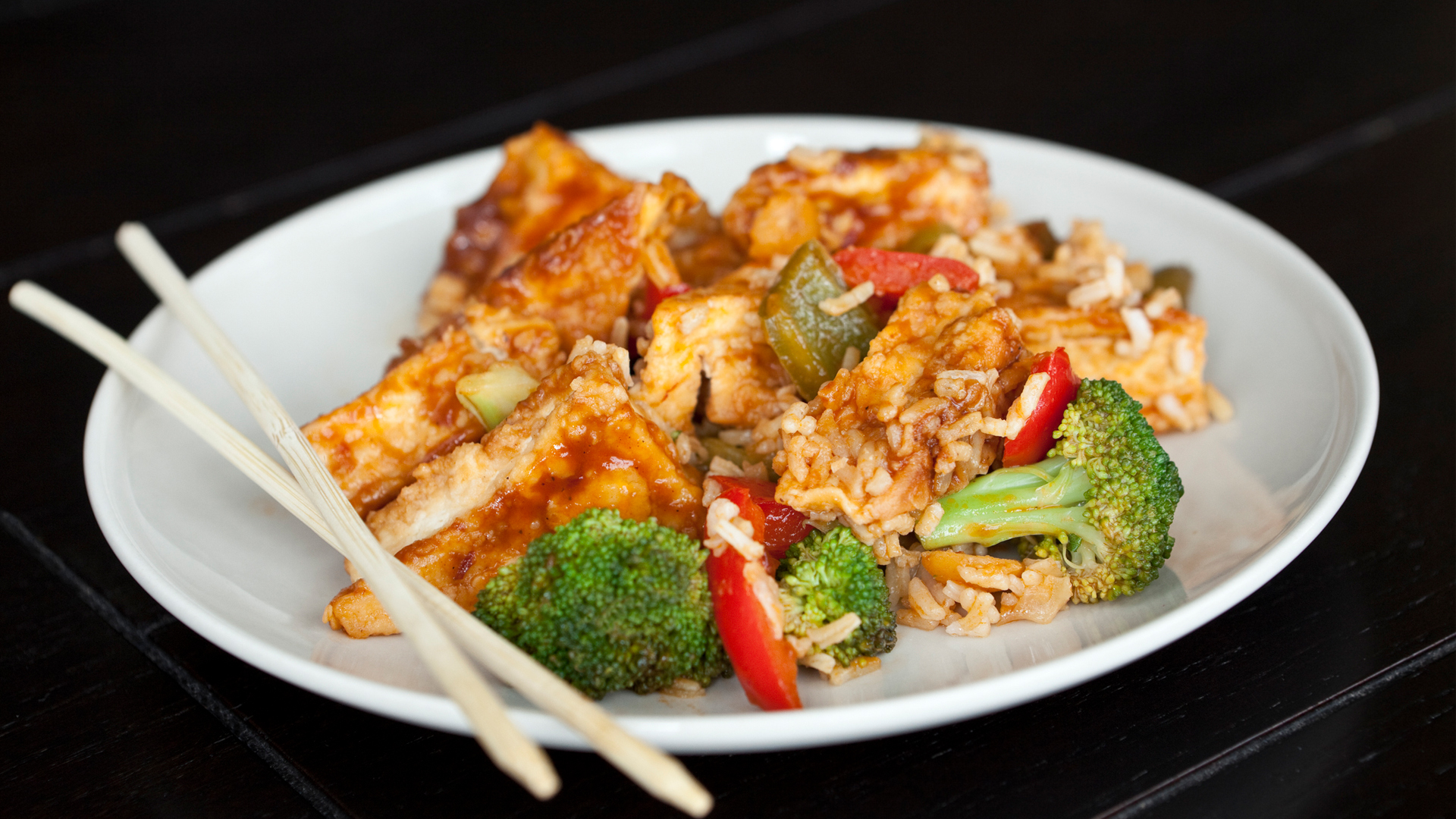 salteado de tofu con arroz integral y verduras
