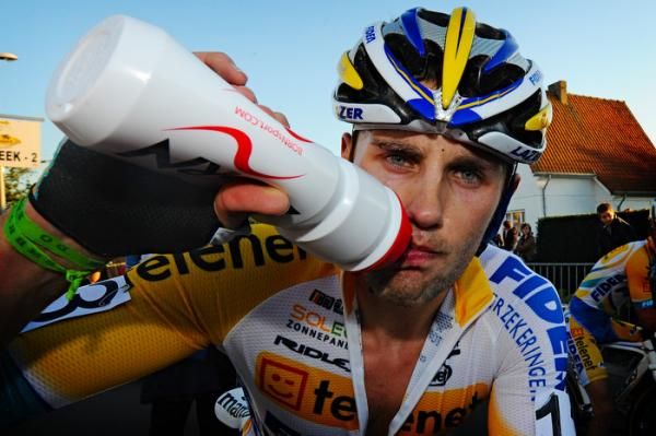 Rob Peeters (Telenet-Fidea) rehydrates after a hot race.