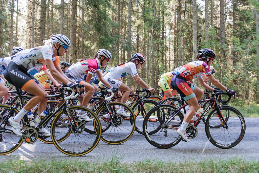 Lizzie Armistead keeps to the front