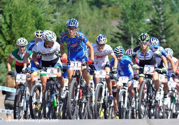 Katrin Leumann (goldwurst-power.ch) takes the lead at the start of the women's race.