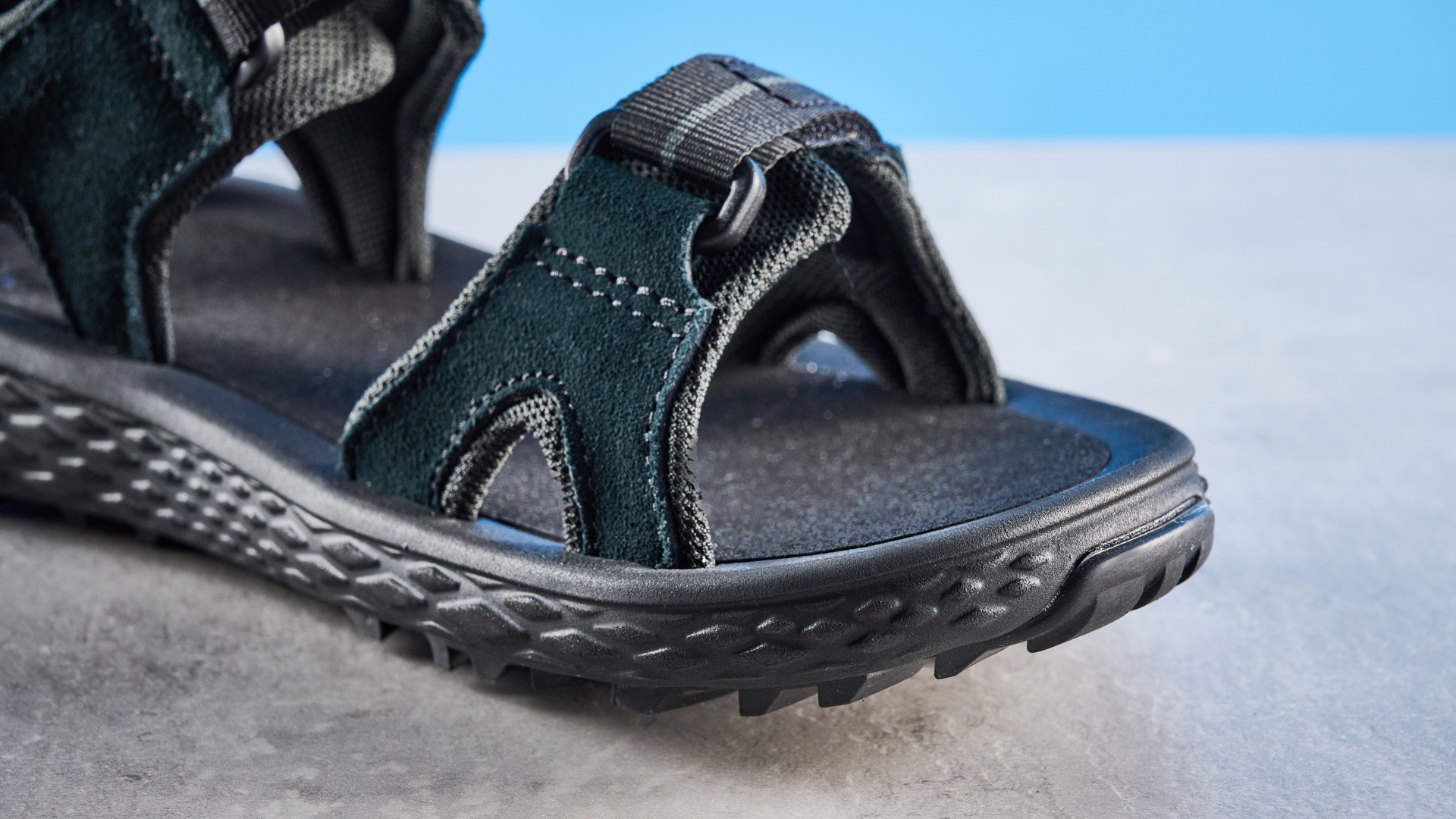 the columbia konos hiker 2-strap hiking sandals with the blue tom's guide background