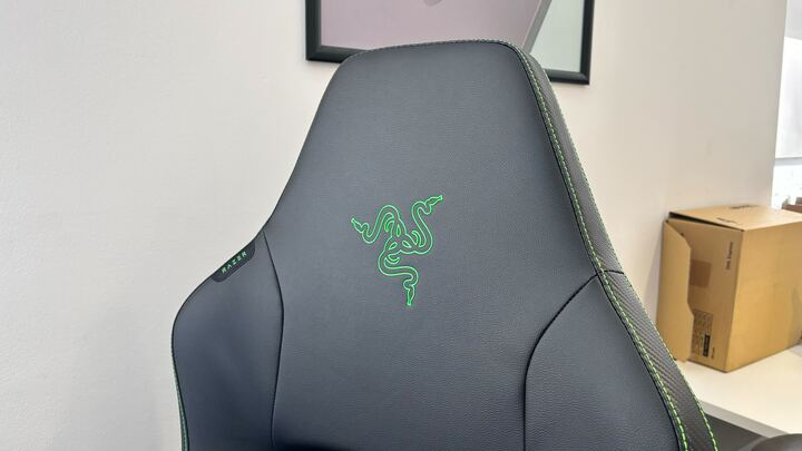 A close-up top of the Razer Iskur 2.