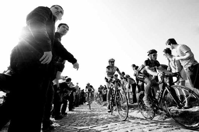 The field ascends the Paterberg during the E3 Prijs Harelbeke.