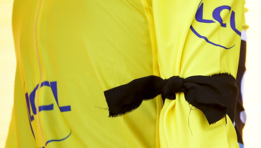 Chris Froome and others wore a black arm band for the stage 13 podium ceremony.