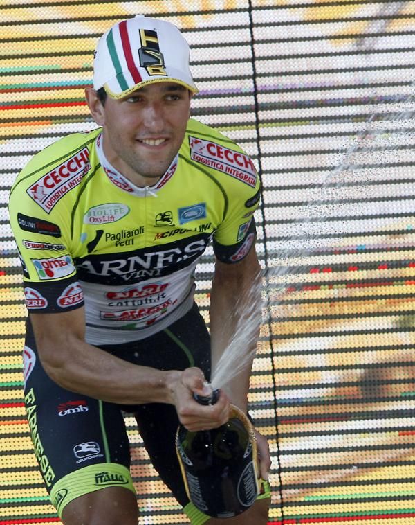 Gatto celebrates with the champagne
