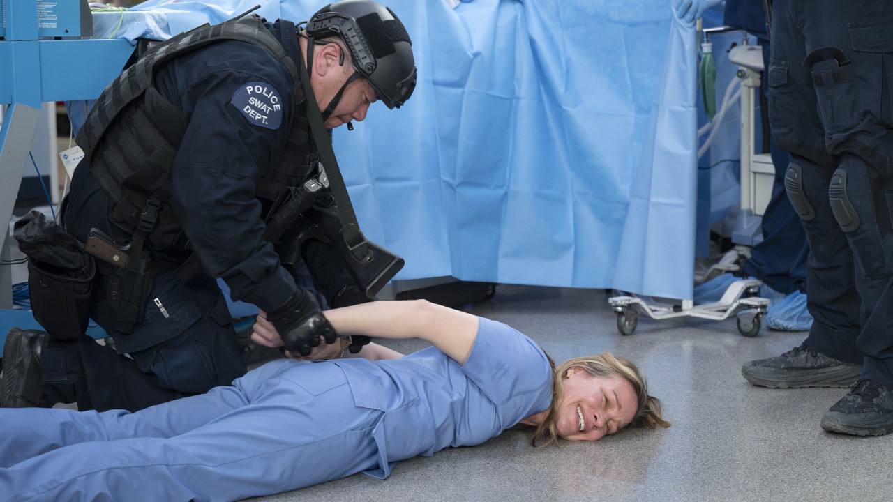 Piper Perabo guest stars on Grey's Anatomy Season 21.