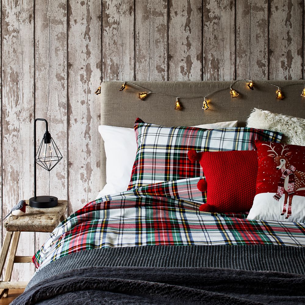 There's an Asda Christmas bedding set to suit the whole family this