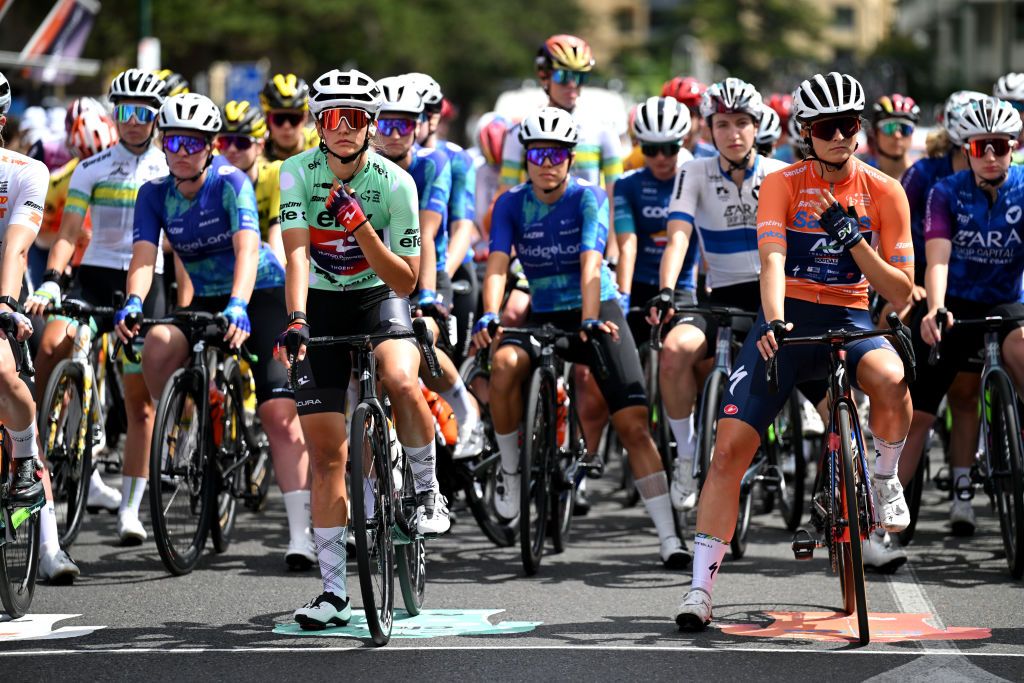 QOM leader Katia Ragusa (Human Powered Health), leader into the stage Ally Wollaston (AG Insurance-Soudal) at the start in Glenelg