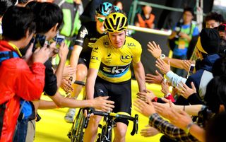 Chris Froome reaches out to the fans