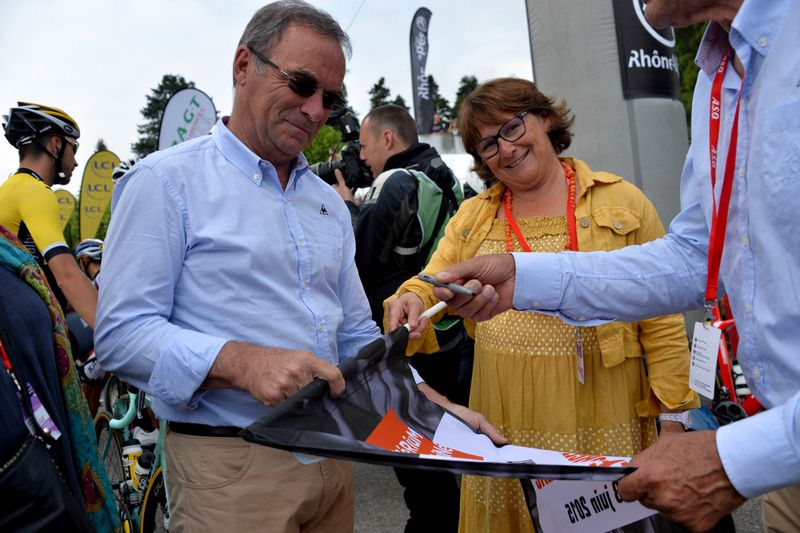 Bernard Hinault gets ready to start stage 2