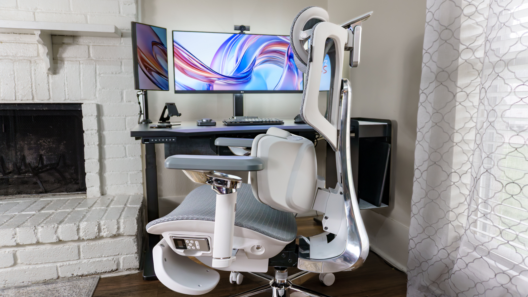 The Hbada X7 office chair seen from the side in front of a desk