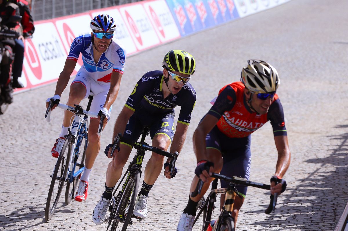 Thibaut Pinot on the wheels of Yates and Nibali