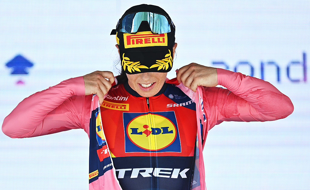 Anna Henderson pulls on the maglia rosa after winning stage 2