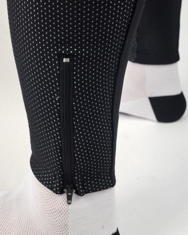 Curiously, the Capo Limited Edition Roubaix bib tights are wholly lacking in reflectivitiy so restrict use to daylight conditions only