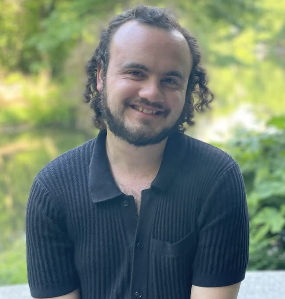 GuitarWorld.com's Associate Editor stands dramatically against the backdrop of Central Park, near the 59th street entrance – you know, the crowded one